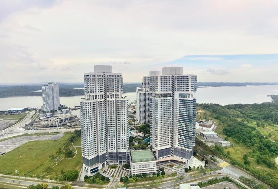 C1113 Almas Suites Galaxy Space Netflix By Stay นุสาจายา ภายนอก รูปภาพ