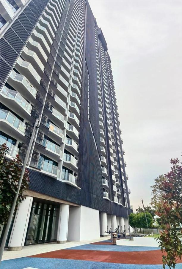 C1113 Almas Suites Galaxy Space Netflix By Stay นุสาจายา ภายนอก รูปภาพ