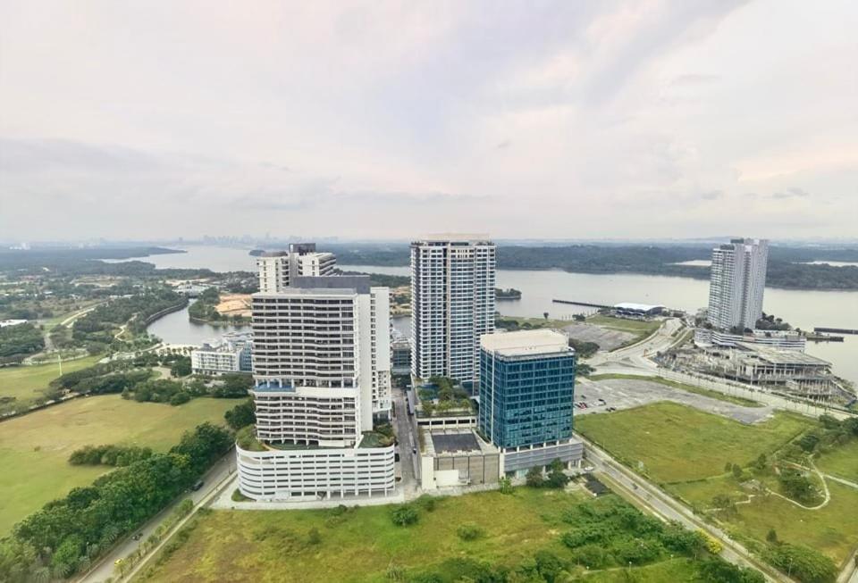 C1113 Almas Suites Galaxy Space Netflix By Stay นุสาจายา ภายนอก รูปภาพ