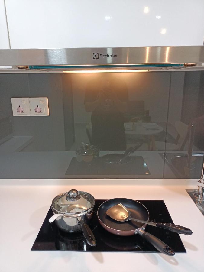 C1113 Almas Suites Galaxy Space Netflix By Stay นุสาจายา ภายนอก รูปภาพ