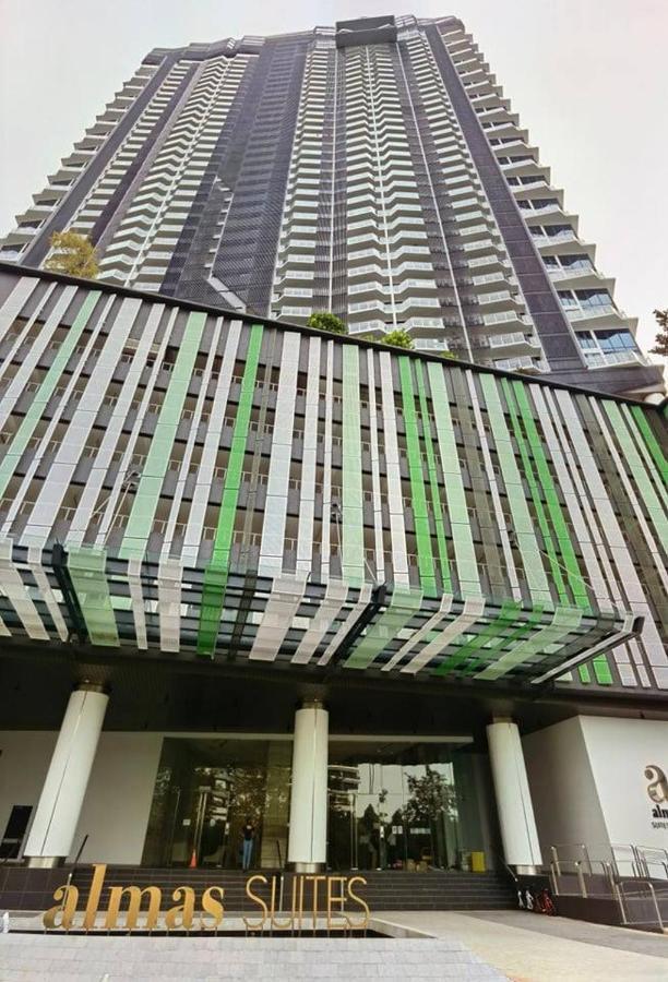 C1113 Almas Suites Galaxy Space Netflix By Stay นุสาจายา ภายนอก รูปภาพ