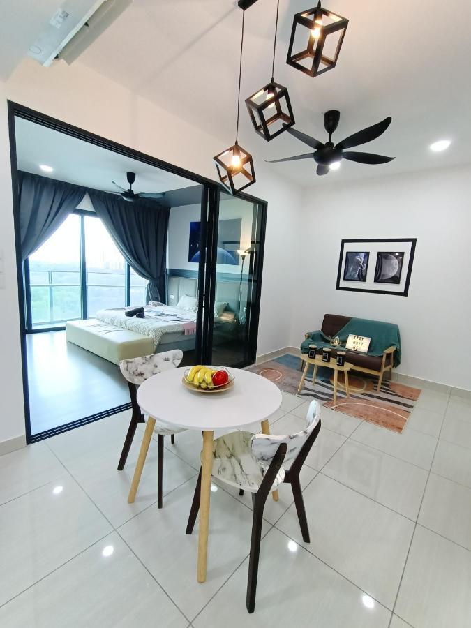C1113 Almas Suites Galaxy Space Netflix By Stay นุสาจายา ภายนอก รูปภาพ
