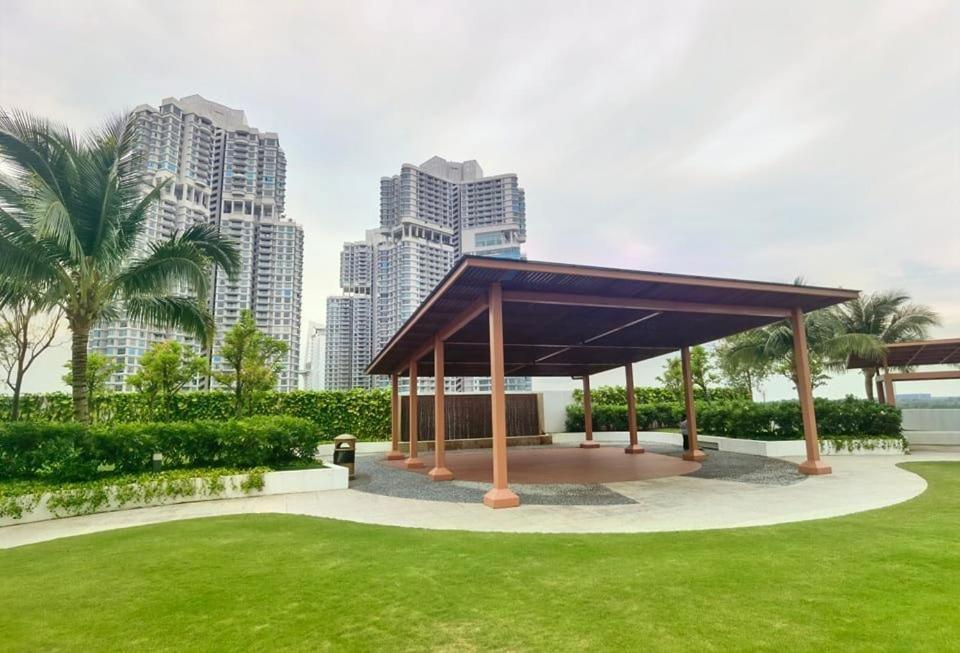 C1113 Almas Suites Galaxy Space Netflix By Stay นุสาจายา ภายนอก รูปภาพ